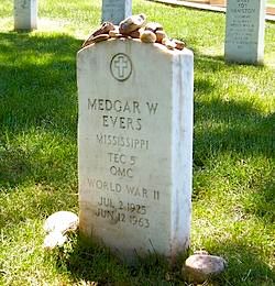 Medgar Evers headstone in Arl. Nat'l Cemetary, Willjay -GNU license