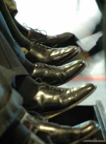 shoe-shine stand Pdell via Morguefile