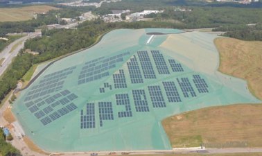 Solar-powered landfill with geomembrane